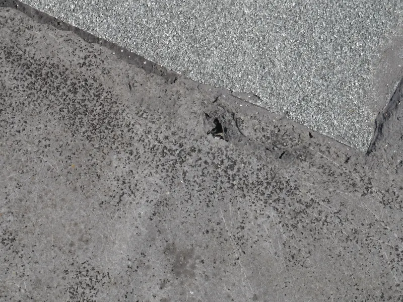 Detailaufnahme einer beschädigten Dachabdichtung