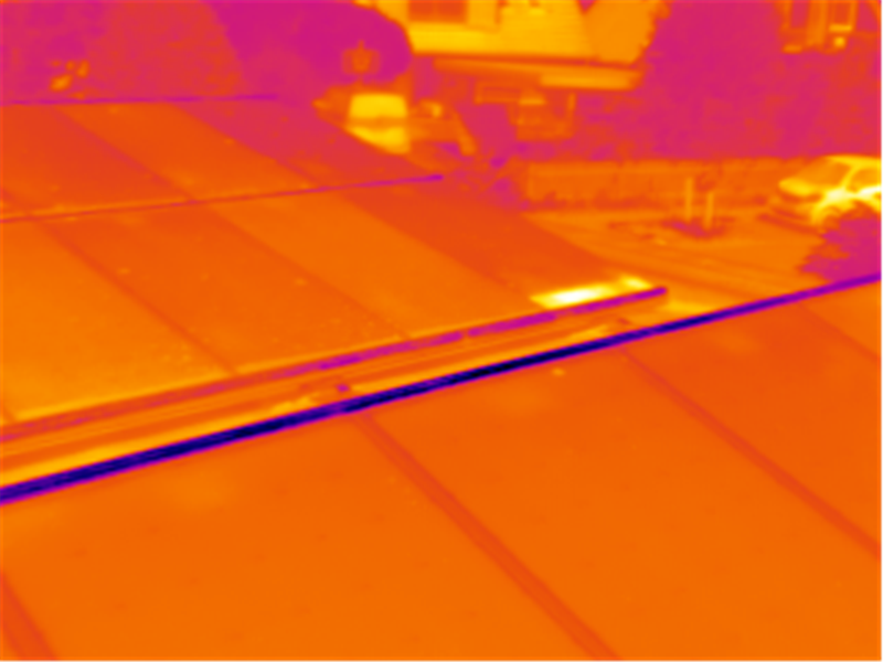 Thermografische Übersicht mehrerer PV-Module mit unterschiedlichen Farb- und Temperaturmustern