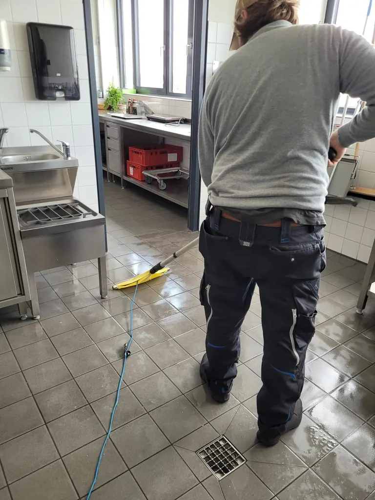 Innenprüfung mit Messtechnik in einem Küchenbereich